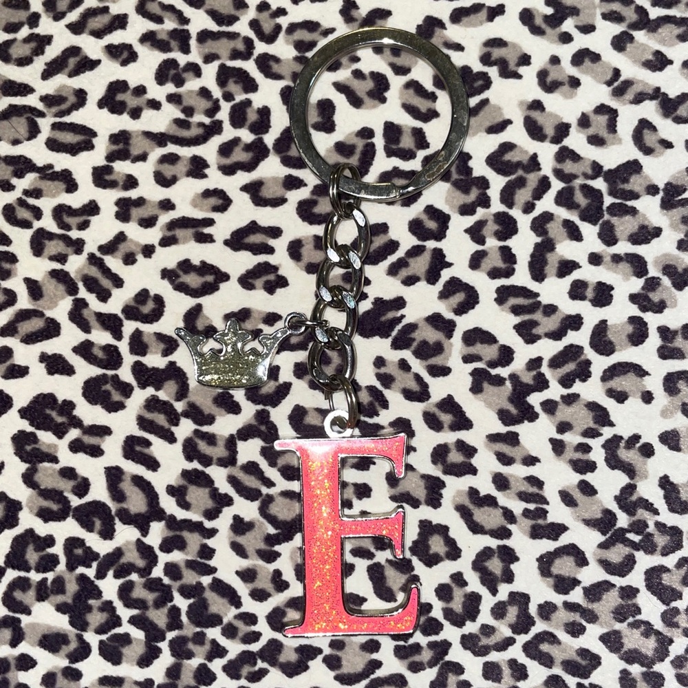 “E” initial keychain 👑 - Picture 4 of 6